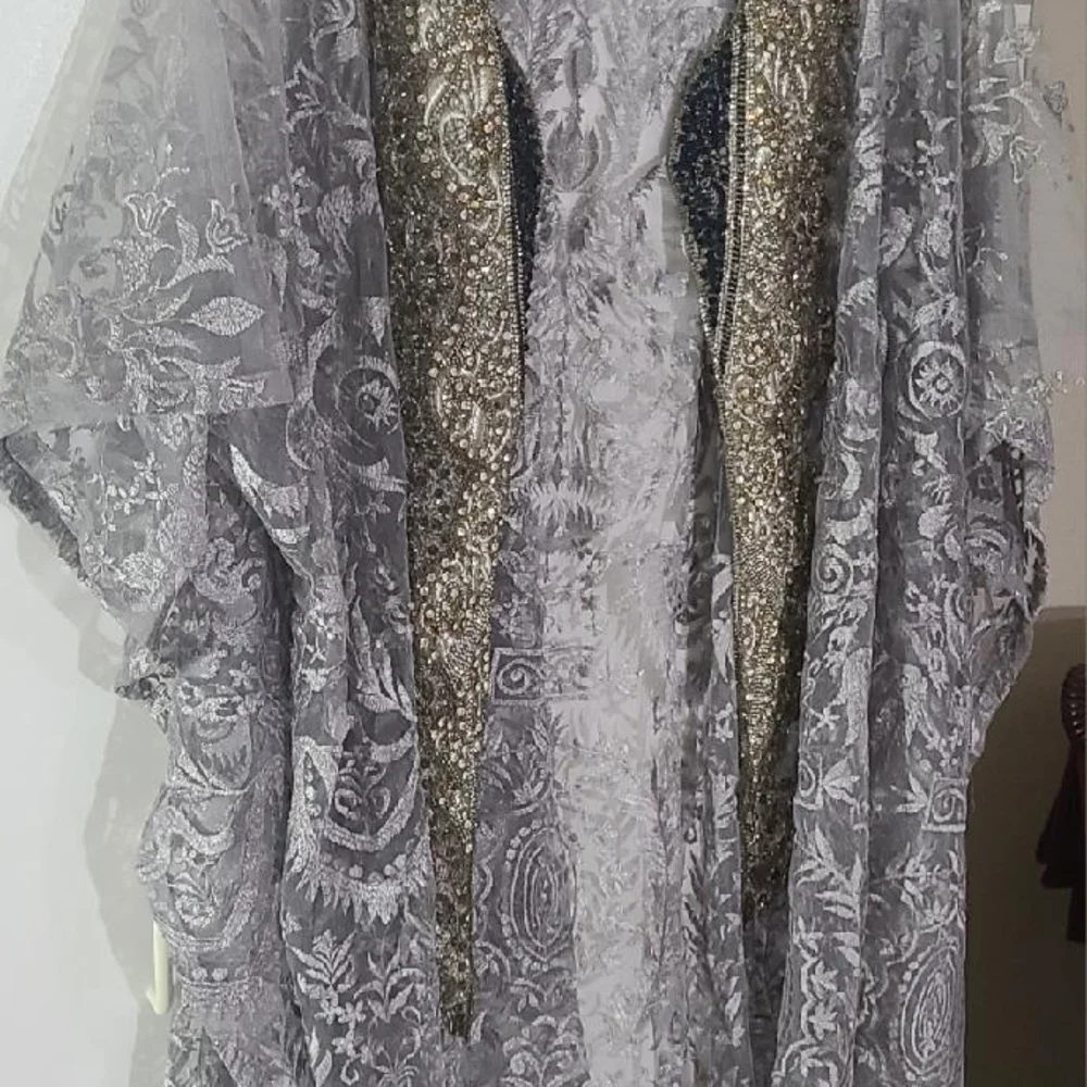 Elegant Embellished Cape in Gold and Black - Picture 2 of 8